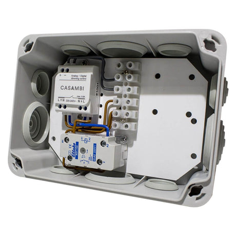 Casambi ASD Outdoor Box mit Schaltrelais in Schalterbox, innenansicht mit elektrischen Komponenten.