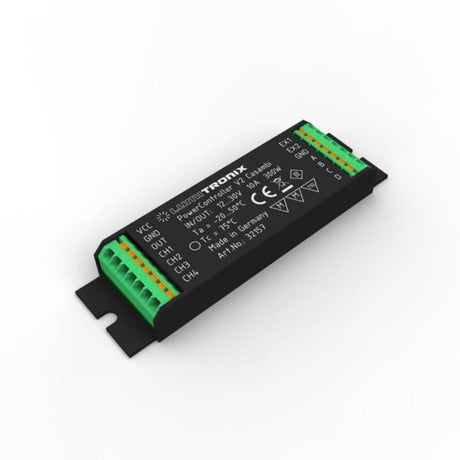 Casambi V2 Modul Power Controller Pulsweitenmodulation LED-Strips auf schwarzem Hintergrund.