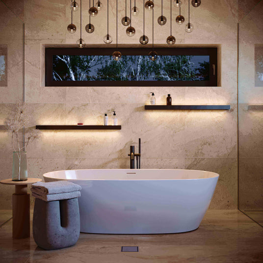 Luxuriöses Badezimmer mit freistehender Badewanne und moderner Beleuchtung.