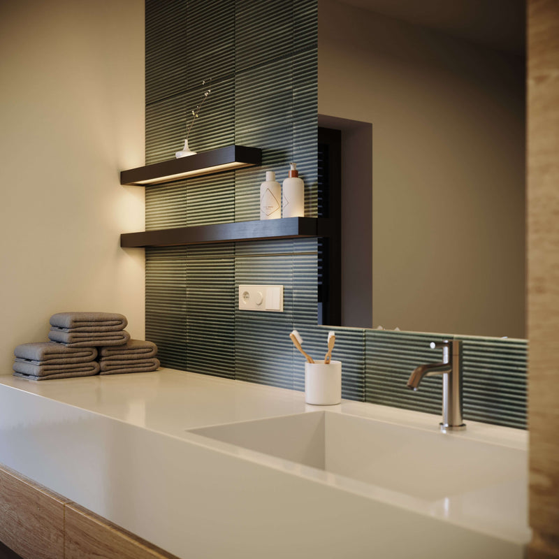 Modernes Badezimmer mit eleganter Waschbeckenanlage und stilvollen Handtüchern auf Holzregalen.