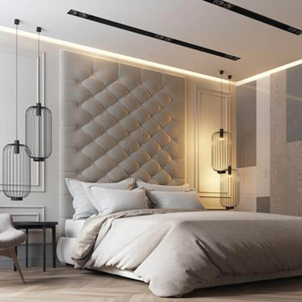 Moderne Schlafzimmeransicht mit s.luce Rooms Gitter-Pendelleuchten und stilvollem gepolstertem Kopfteil.