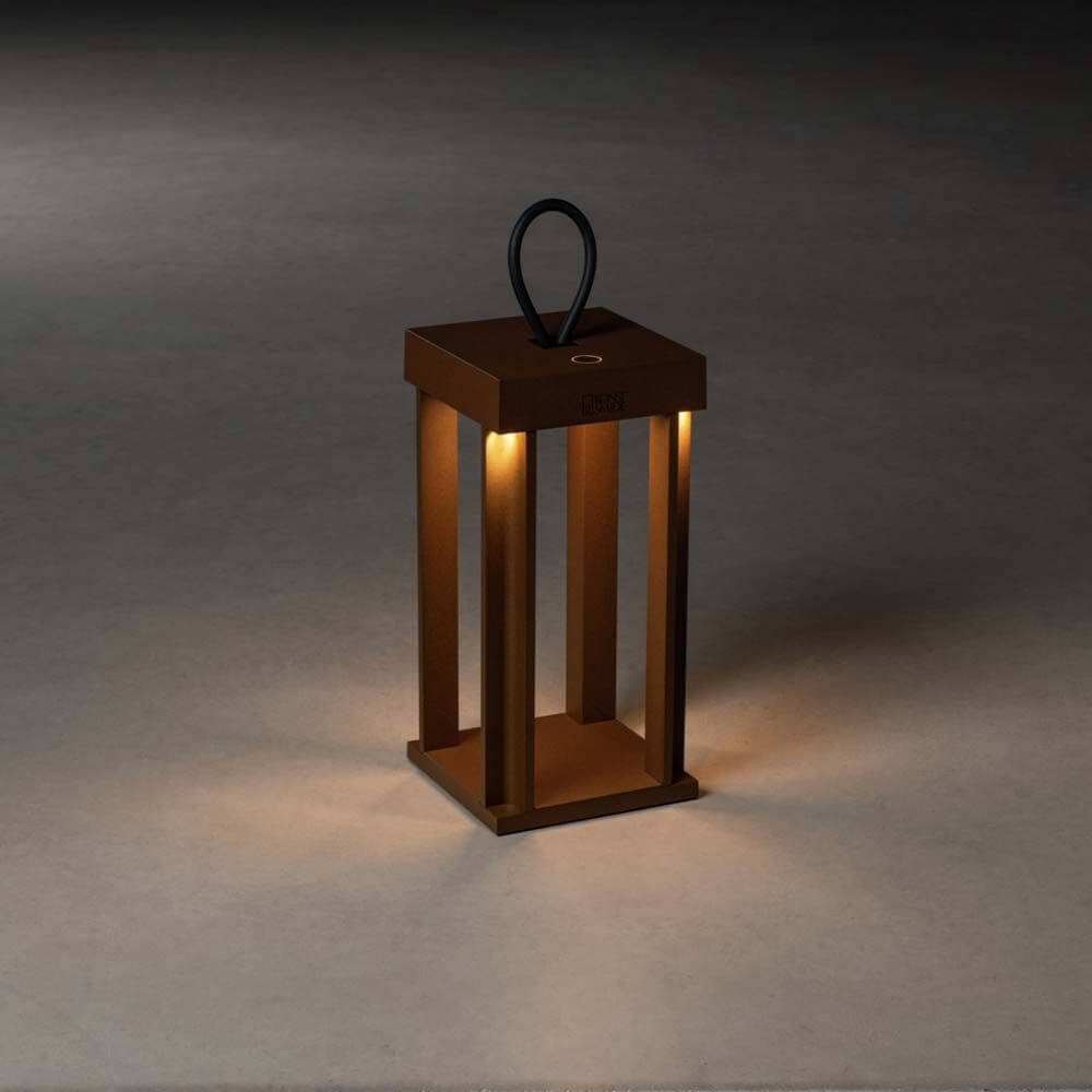 Cannes Outdoor USB-Laterne IP54 in Rostfarbe, dimmbar mit CCT-Funktion und Tragegriff.