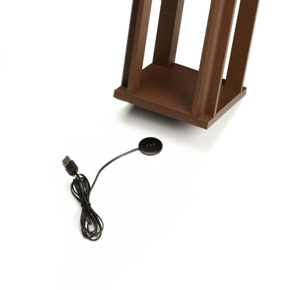 Cannes Outdoor USB-Laterne IP54 mit USB-Kabel und einem rustikalen Design in Rostfarben.