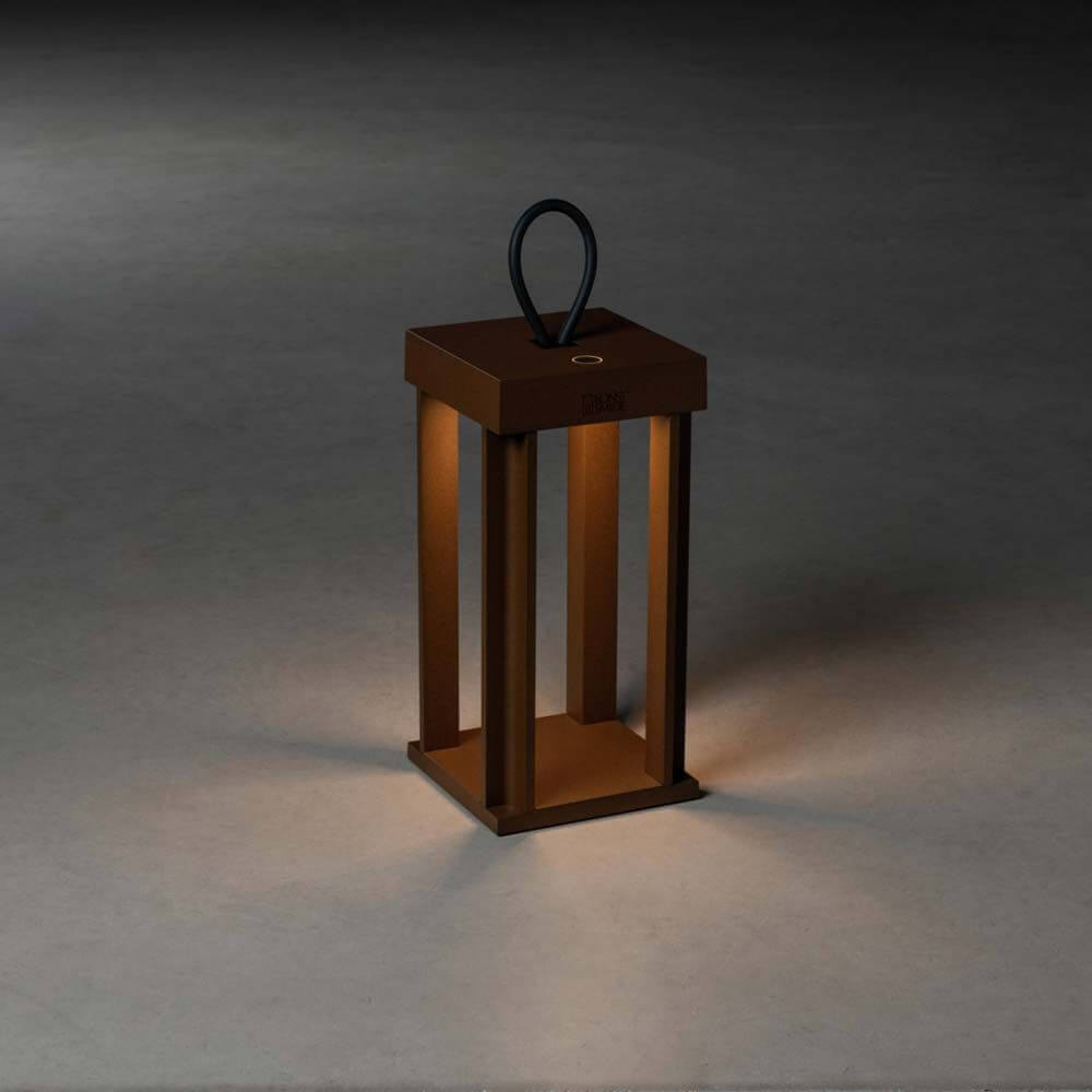 Cannes Outdoor USB-Laterne IP54 in Rostfarben, dimmbar, elegante Akkuleuchte für den Außenbereich.