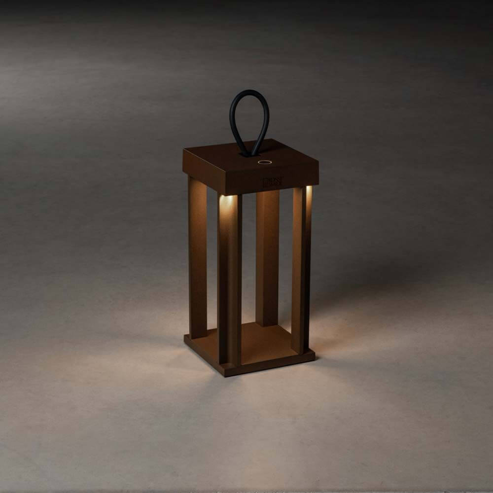 Cannes Outdoor USB-Laterne IP54 in Rostfarbe, 42cm hoch, dimmbar mit Griff.