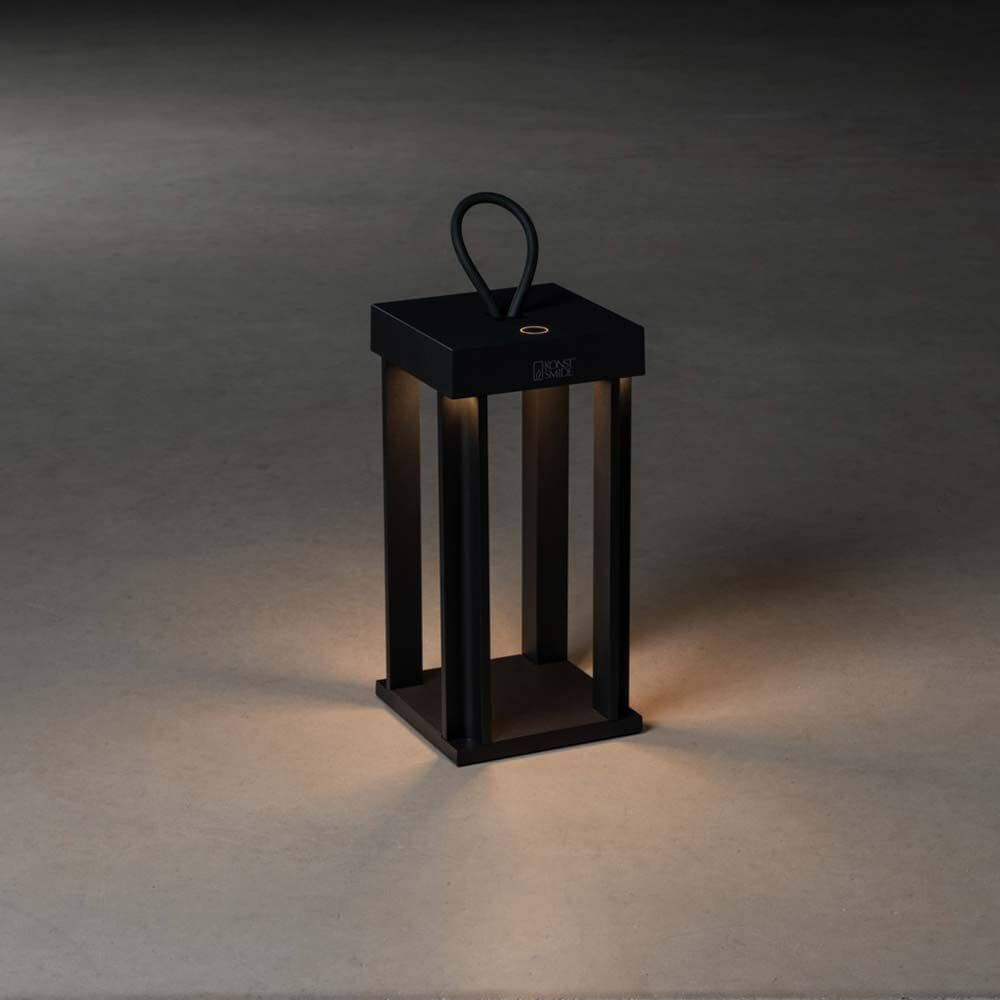 Cannes Outdoor USB-Laterne IP54 in schwarzer Farbe, dimmbar und mit Griff, ideal für den Außenbereich.