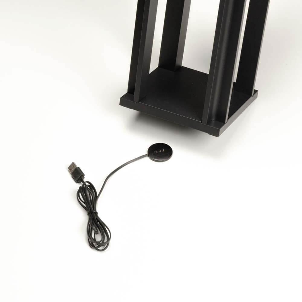 Cannes Outdoor USB-Laterne IP54 mit USB-Kabel und stabiler Basis für Gartennutzung.
