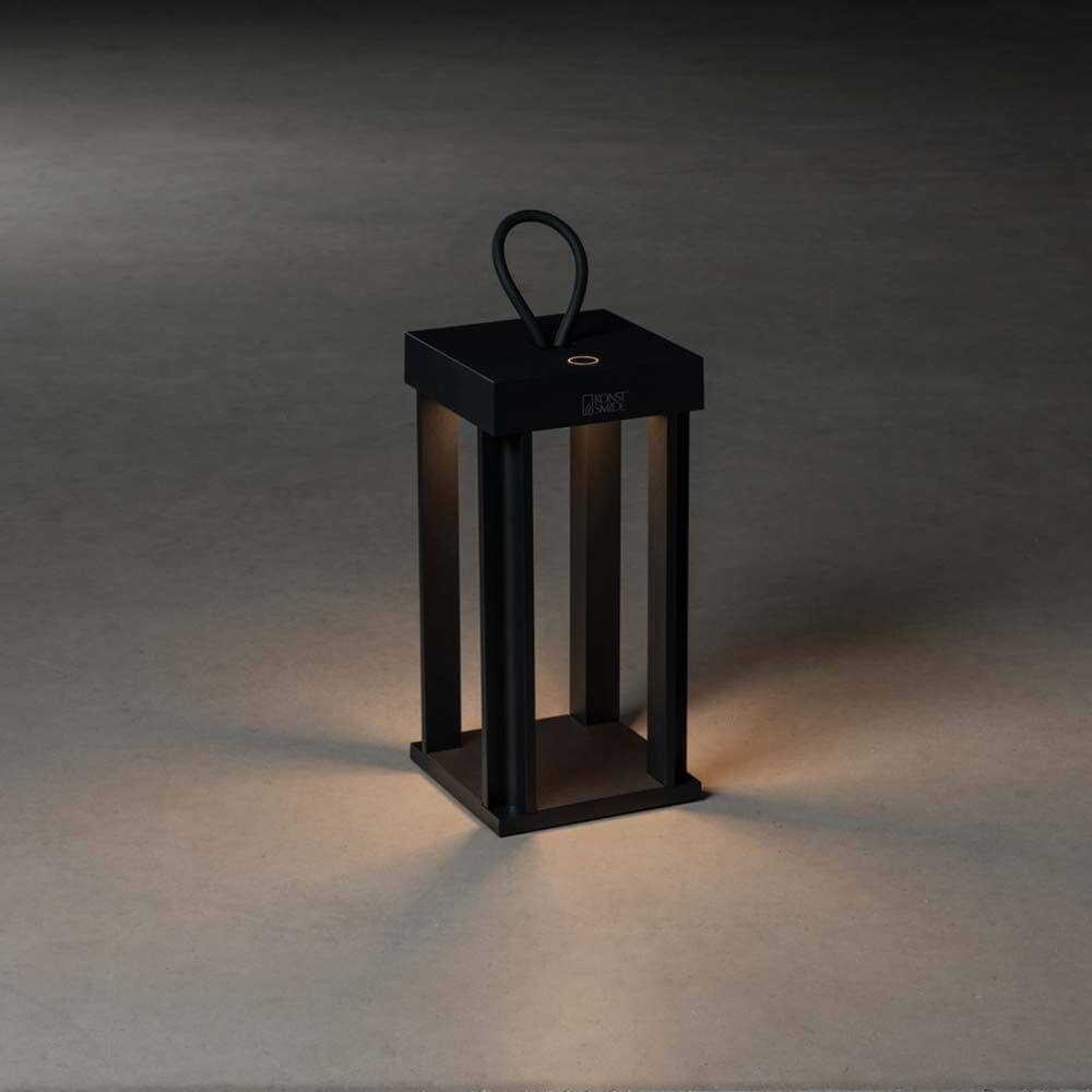 Cannes Outdoor USB-Laterne IP54 in Schwarz, stilvolle Akkuleuchte mit dimmbarem Licht. Ideal für draußen.