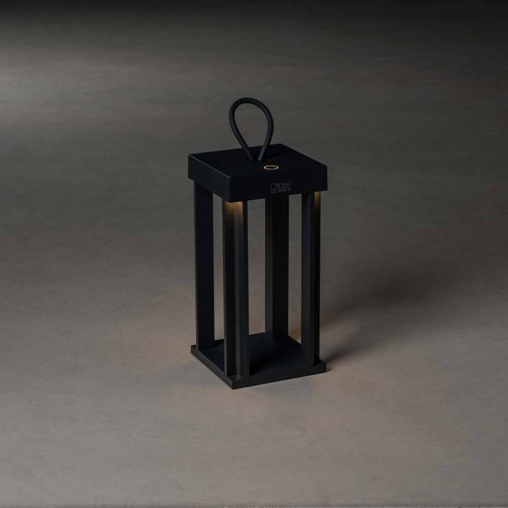 Cannes Outdoor USB-Laterne IP54 in Schwarz, CCT-dimmbar, stilvolle Akkuleuchte für den Außenbereich.