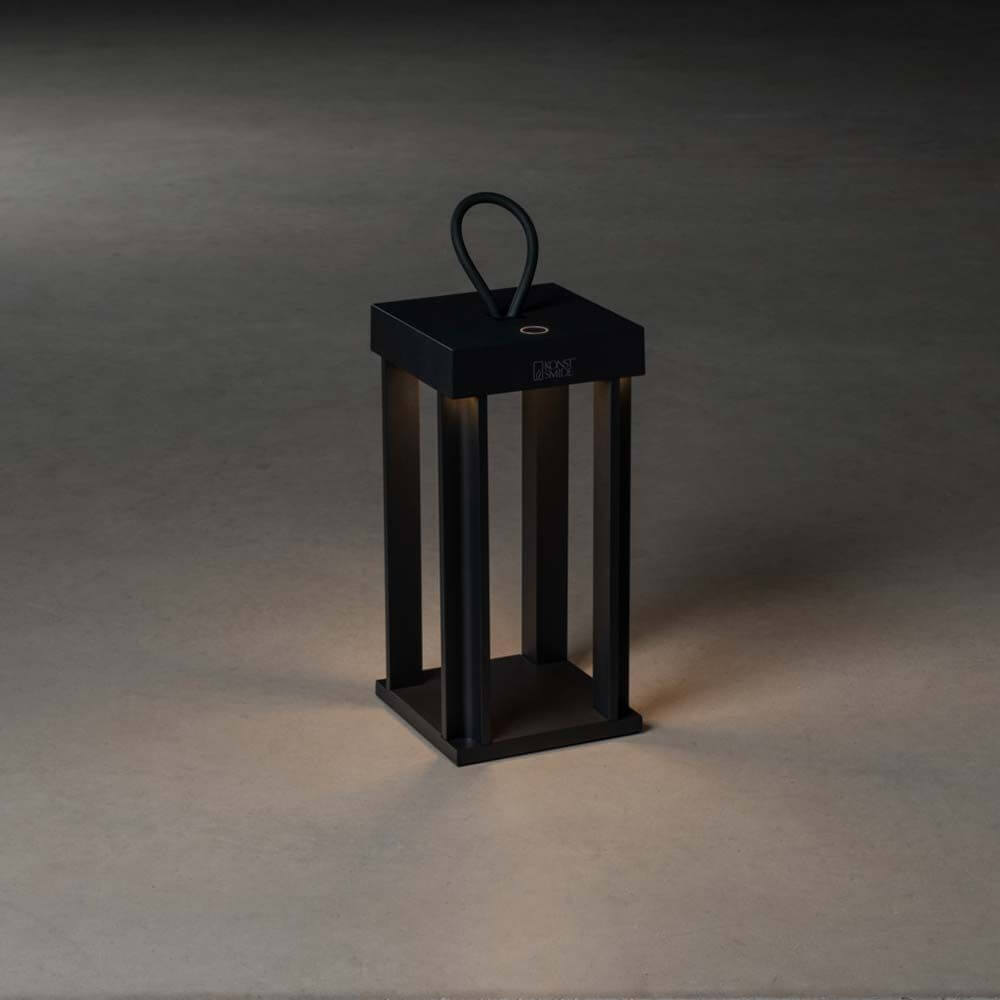 Cannes Outdoor USB-Laterne IP54 in Schwarz, dimmbar und tragbar, elegante Akkuleuchte für den Außenbereich.