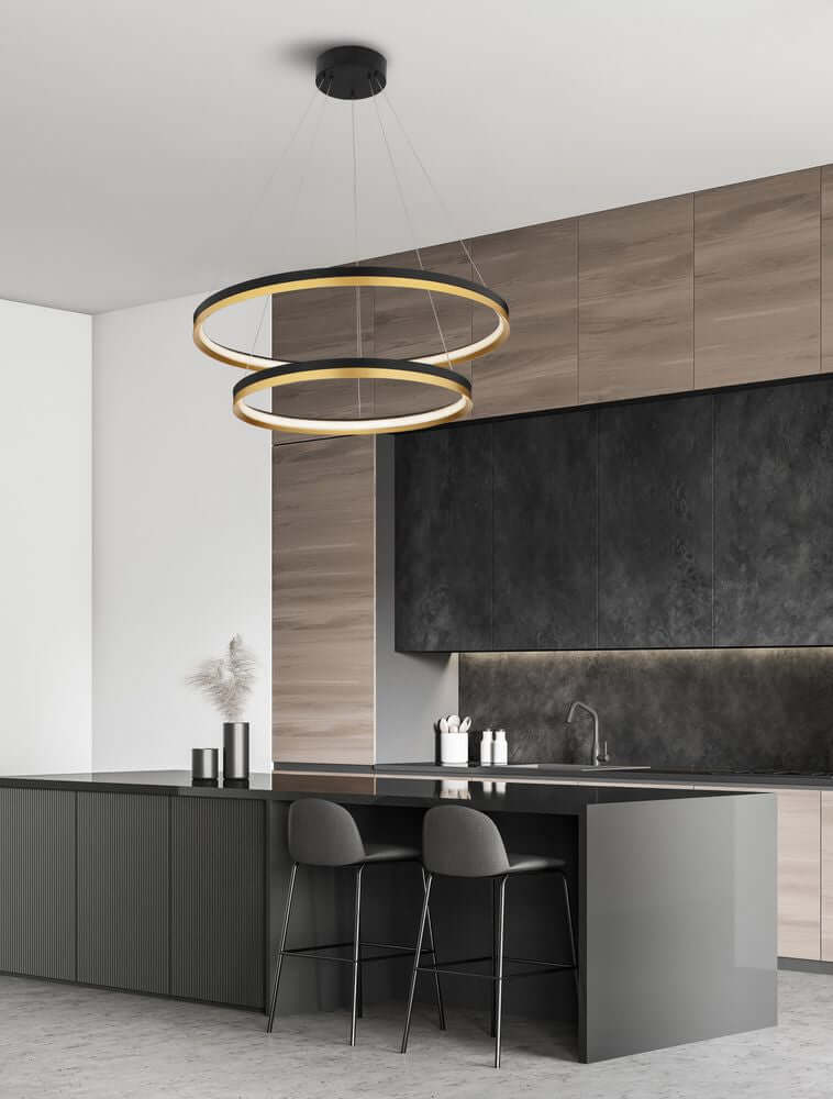 Cantria LED Pendelleuchte 2-flammig Ø 80cm 3000K Schwarz, Gold über einer modernen Kücheninsel.