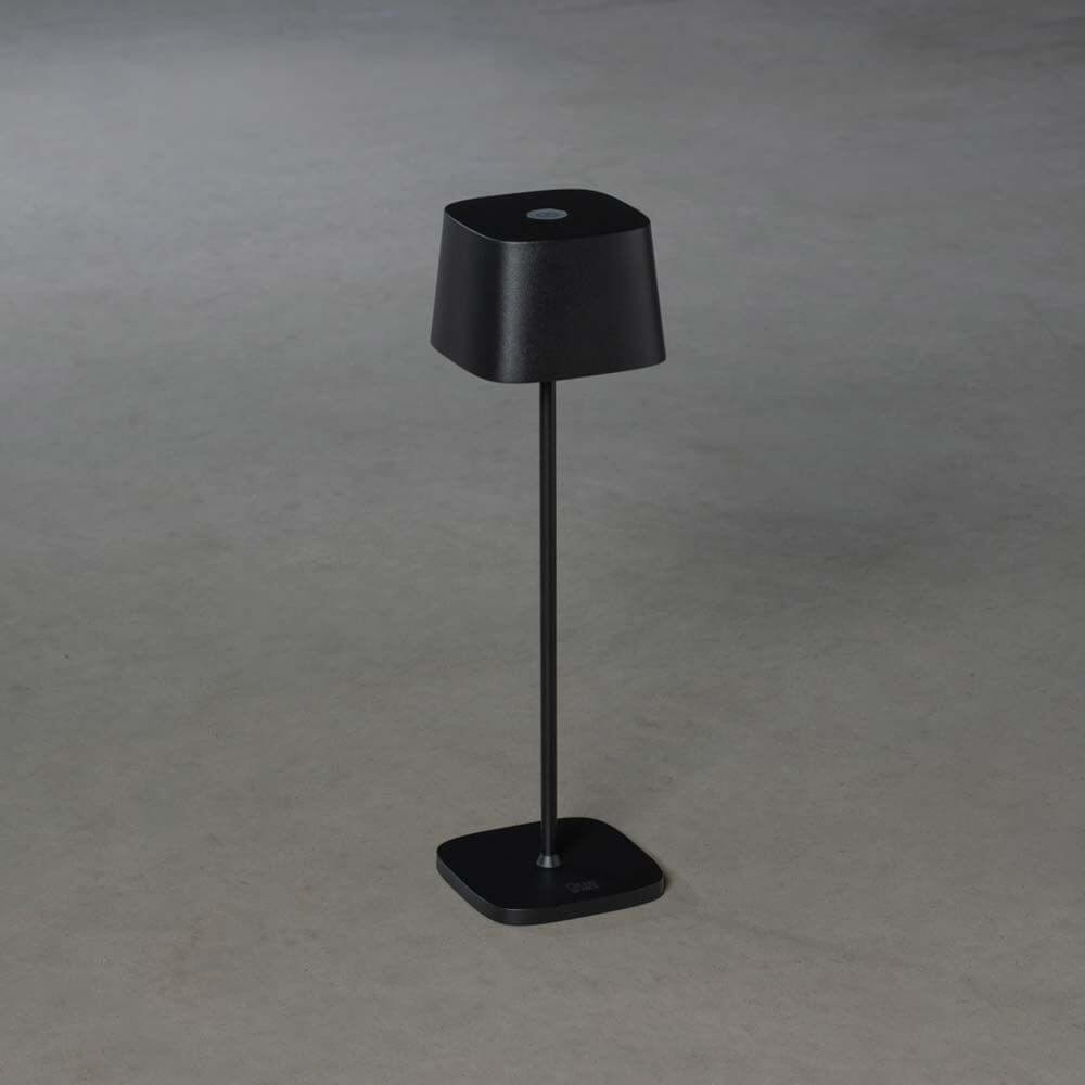 Capri USB-Tischleuchte IP54 in Schwarz, dimmbar und mit wechselbarer Lichtwärme.