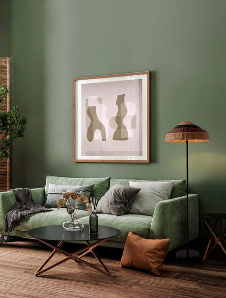Lampadaire Caro noir et brun dans un salon moderne avec design mural vert et canapé élégant.