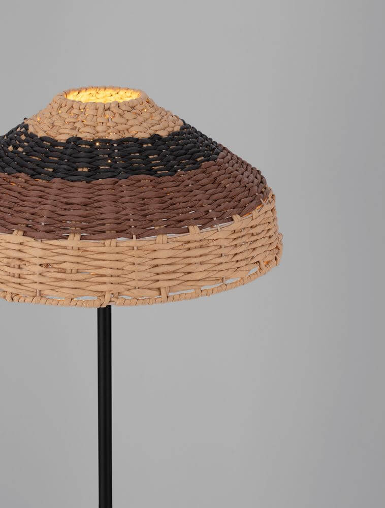 Caro Stehlampe Schwarz, Braun mit einem kunstvollen und natürlichen Lampenschirm aus geflochtenem Material.