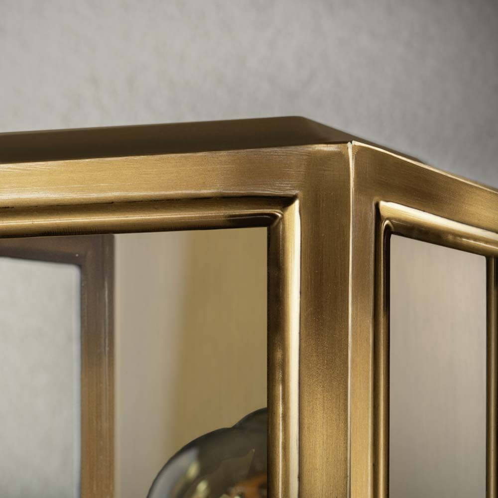 Detailansicht der Außen Wandleuchte Carpi im Vintage-Look IP44 in Bronze mit eleganter Kantenverarbeitung.