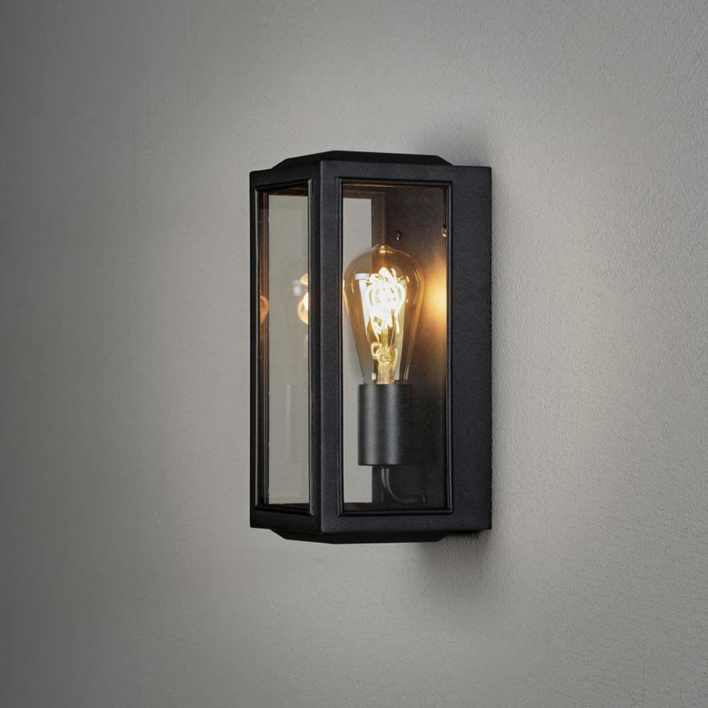 Außen Wandleuchte Carpi im Vintage-Look IP44, stilvolle Wandlampe mit Glaskorpus und dekorativer Glühbirne.