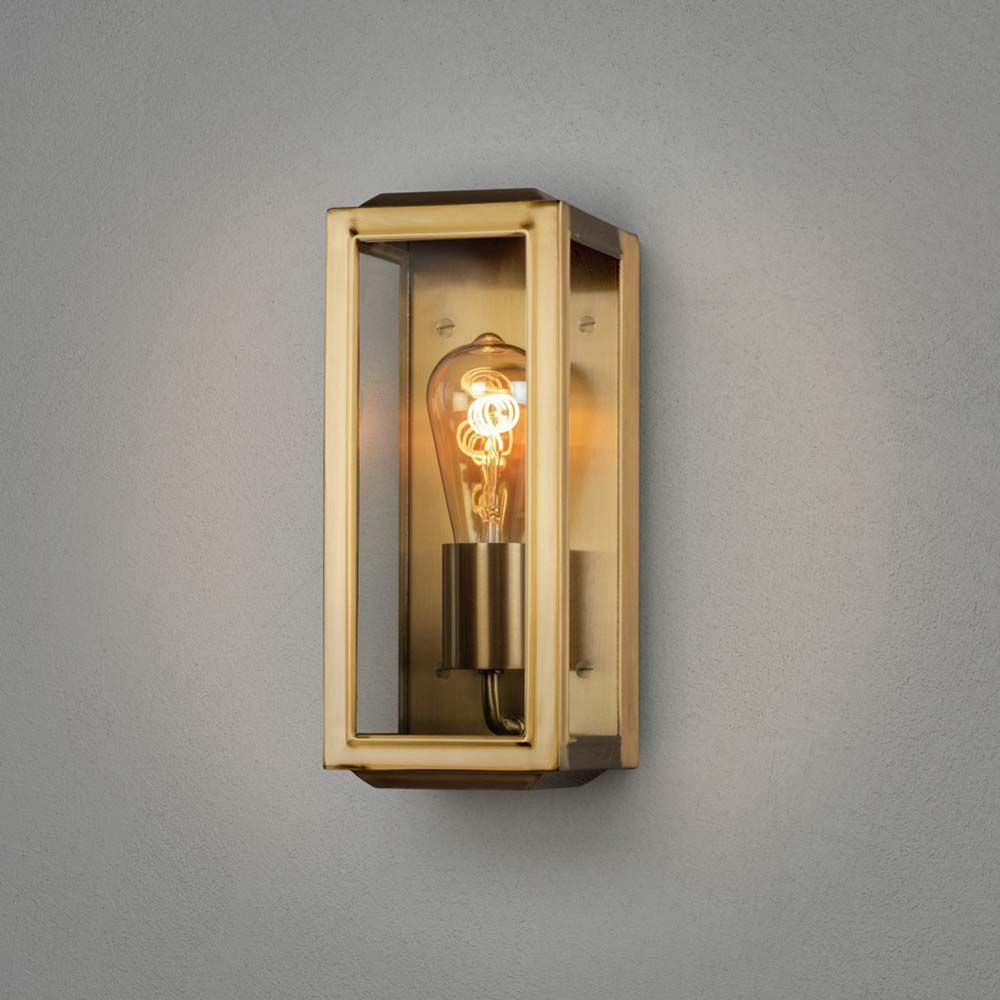 Außen Wandleuchte Carpi im Vintage-Look IP44 mit stilvollem Design und goldfarbener Metalloberfläche.