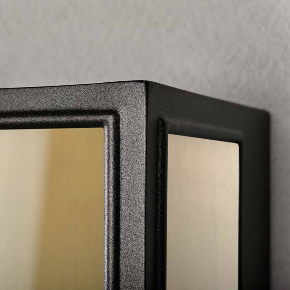 Detailansicht der Carpi Wandleuchte Stahl IP44, mit schwarzem Metallrahmen und klarem Glas.