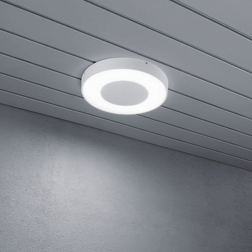 Carrara LED Außenwand- & Deckenlampe Ø 27cm CCT Weiß Deckenleuchte in modernem Design an einer Wand montiert.