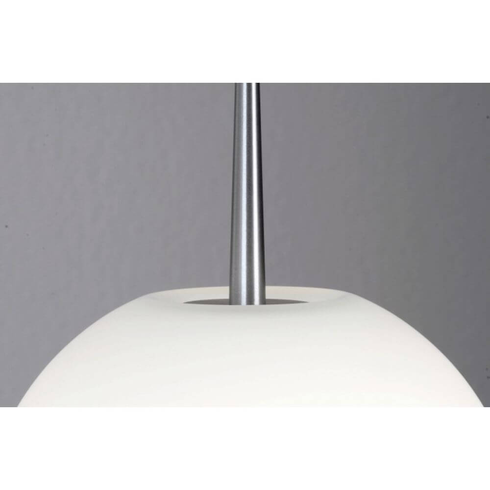 Detailansicht der Casablanca Esstischlampe Ball 4-flammig mit mundgeblasenem, opal-weißem Glasschirm.