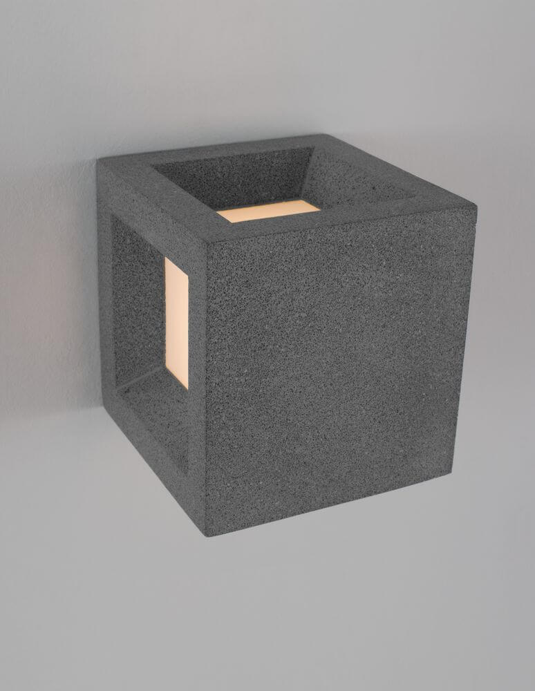 Castro Außenwandleuchte E27 Würfel IP65 in modernem Design aus grauem Acryl und Sandstein.