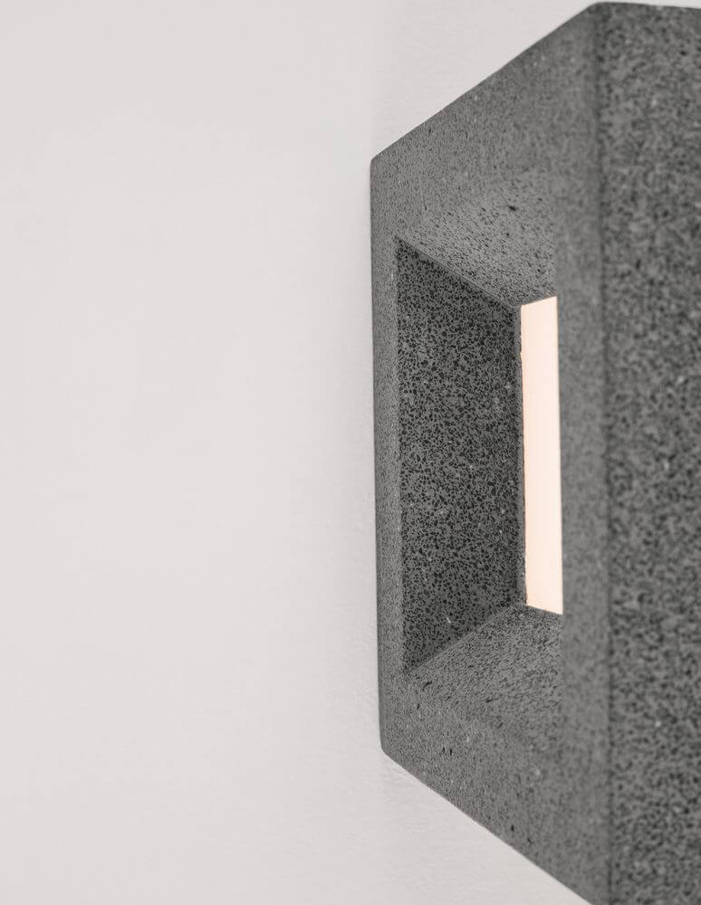 Castro Außenwandleuchte E27 Würfel IP65 aus grauem Sandstein mit modernem Design.