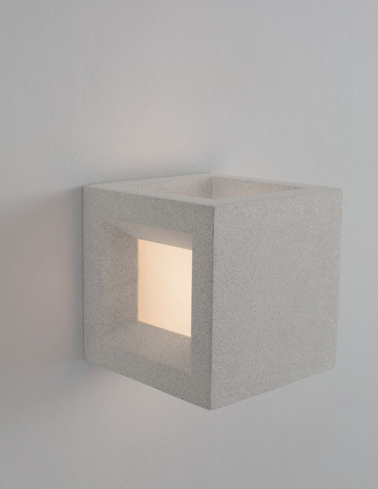 Castro Außenwandleuchte E27 Würfel IP65 an einer Wand montiert in grauem Sandstein-Design.
