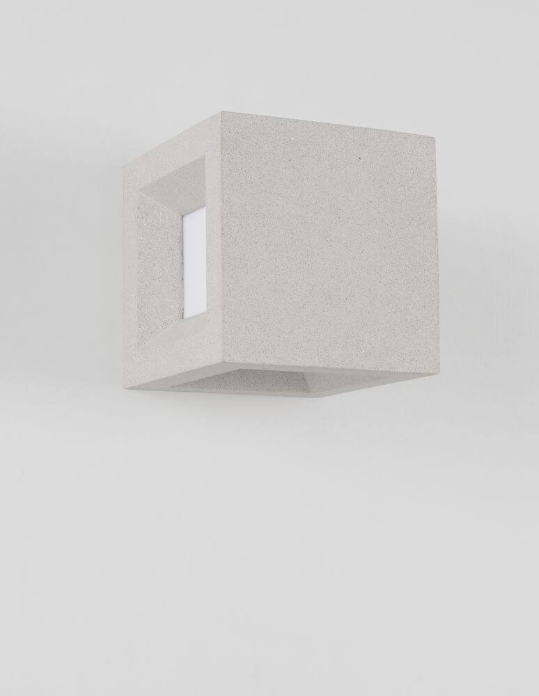 Castro Außenwandleuchte E27 Würfel IP65 in grauem Sandstein-Design an einer Wand montiert.