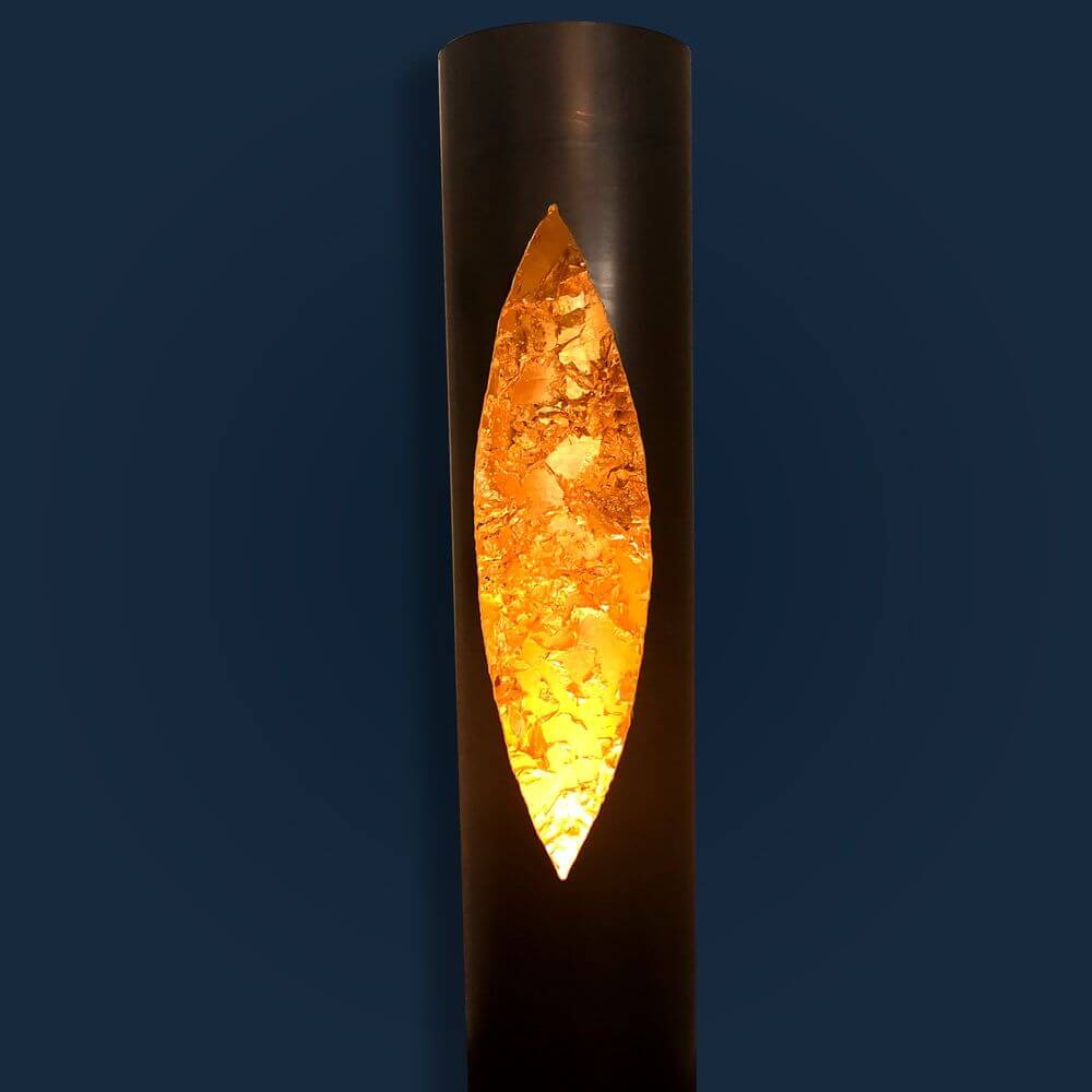 Stehlampe Catellani & Smith Colonna, roher Eisenzylinder mit blattvergoldetem Innenleben, dimmbar.