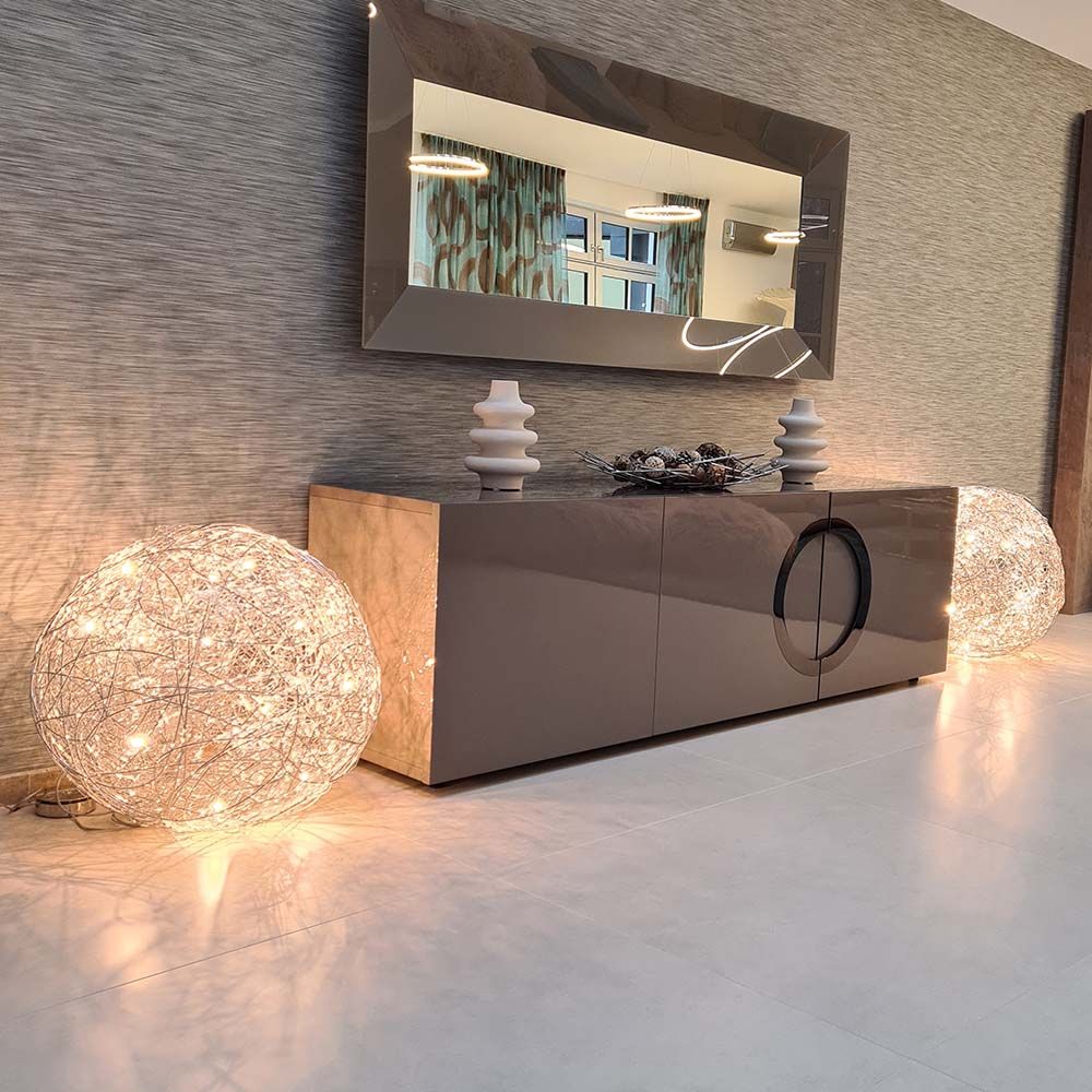 Moderne Einrichtung mit Catellani & Smith Fil de Fer F LED Bodenleuchte Drahtkugel Dimmbar neben einem eleganten Tisch.