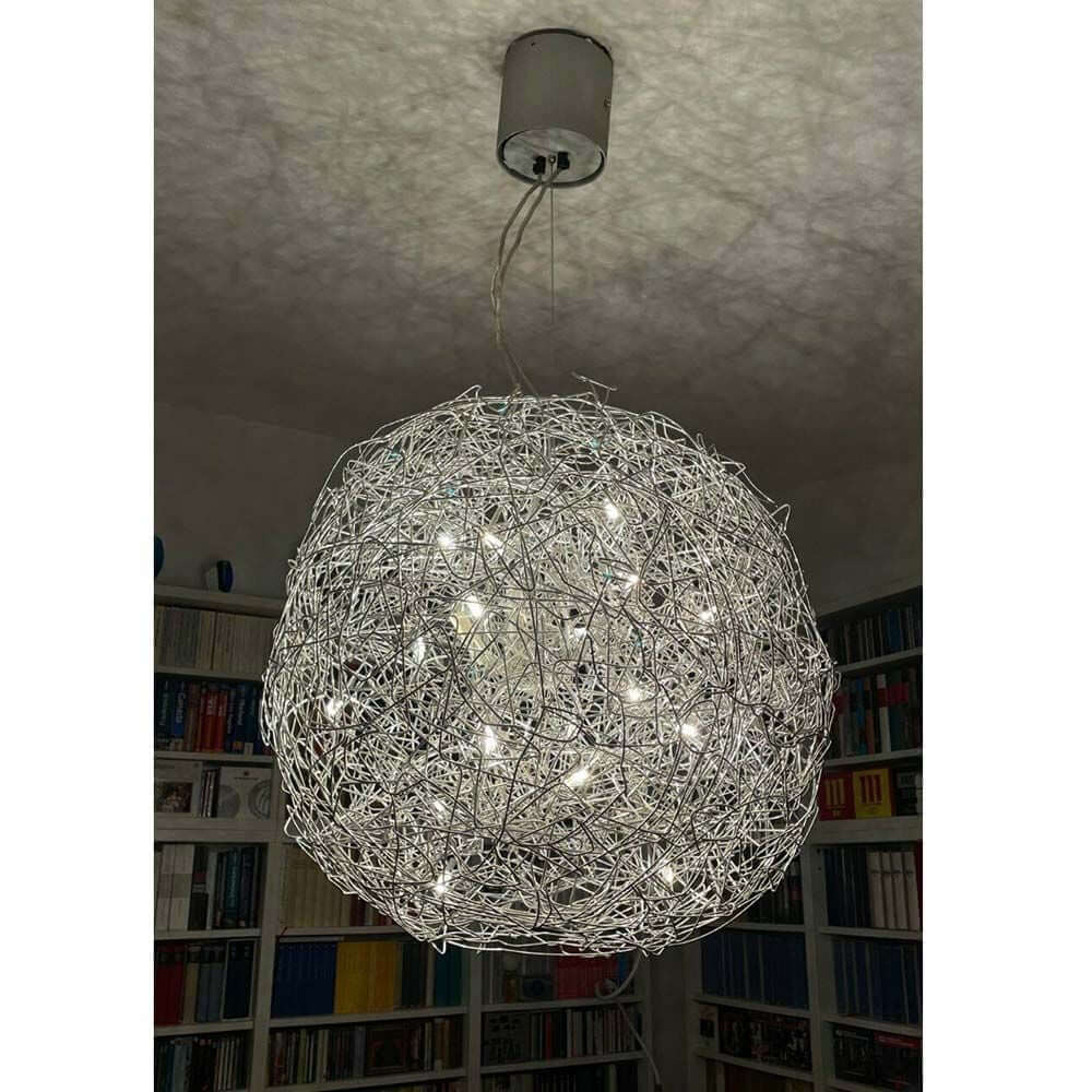 Catellani & Smith Fil de Fer LED Hängelampe Drahtgeflecht Dimmbar in modernem Raum, mit warmem Licht.