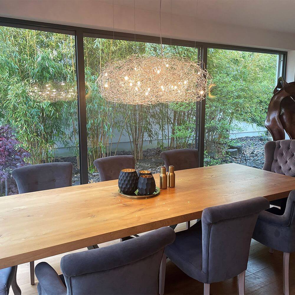 Catellani & Smith Fil de Fer Nuvola LED Hängeleuchte Drahtgeflecht über einem modernen Esstisch im Wohnraum.