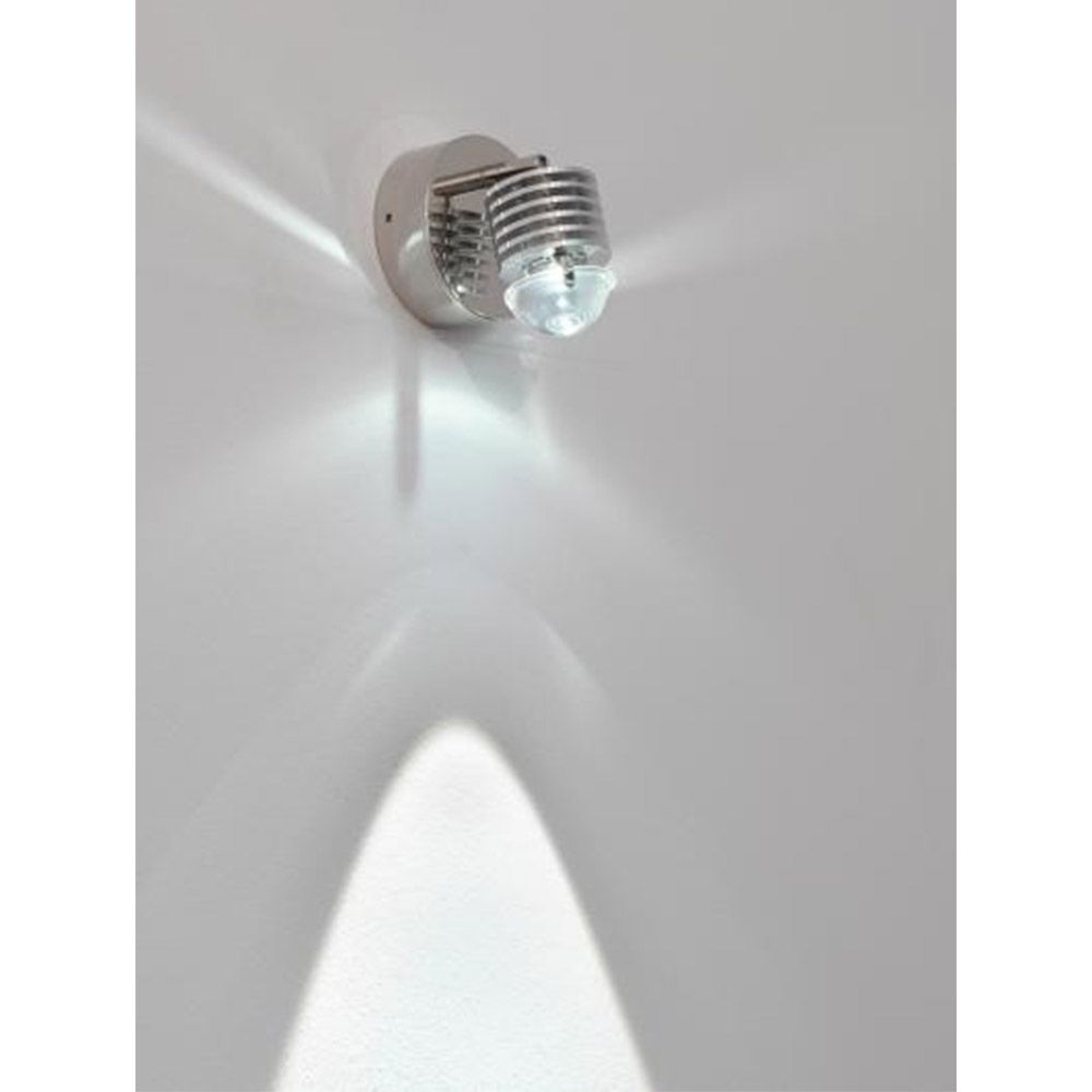 Catellani & Smith LED Wandleuchte EC 301 mit schwarzer Basis und Messingdetails.