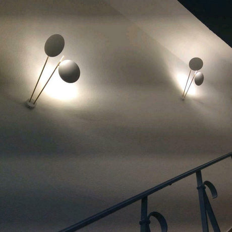 Catellani & Smith Lederam C2 LED Wand & Deckenleuchte an einer Wand, sanfte Lichtakzente.