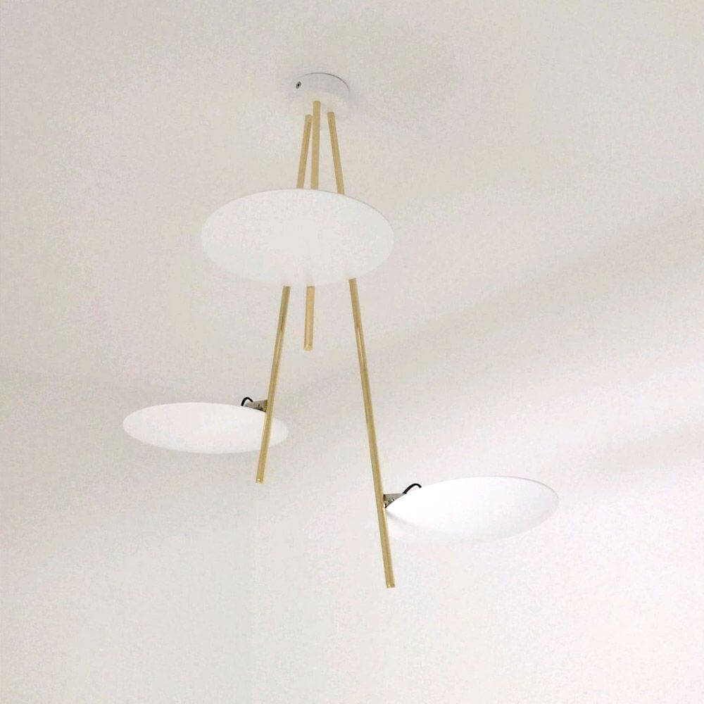 Catellani & Smith Lederam C3 LED Deckenlampe mit drei weißen Scheiben und grazilen Linien.