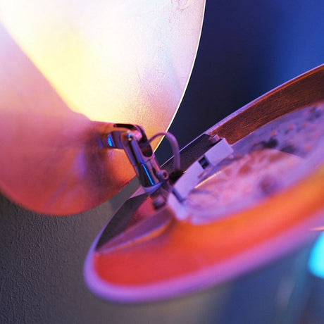 Detailansicht der Catellani & Smith Lederam WF 17 LED Wandlampe mit schimmerndem Lampenschirm