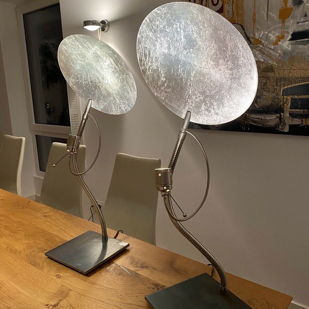 Elegante Catellani & Smith Luce d'Oro Tischlampen mit goldener Lichtreflexion auf Tisch.