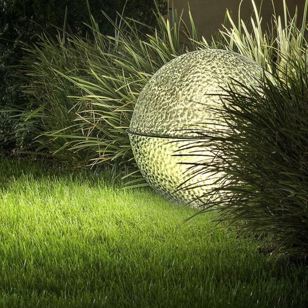 Medousê F LED Außen-Bodenleuchte von Catellani & Smith im Garten, schafft stimmungsvolle Beleuchtung.