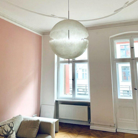 Suspension Catellani & Smith PostKrisi 65 LED Ø 40 cm dans un salon moderne avec mur rose.