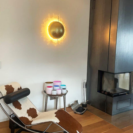 Catellani & Smith PostKrisi W 40 LED applique murale Ø 40 cm dans un intérieur contemporain avec un fauteuil confortable.