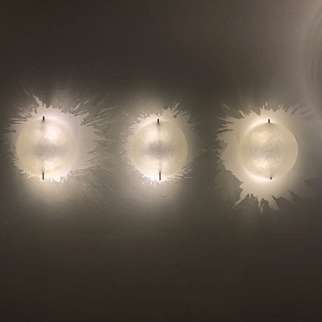 Catellani & Smith PostKrisi W 40 LED Wandleuchte Ø 40cm, drei Lichtquellen mit schönen Schatteneffekten an der Wand.