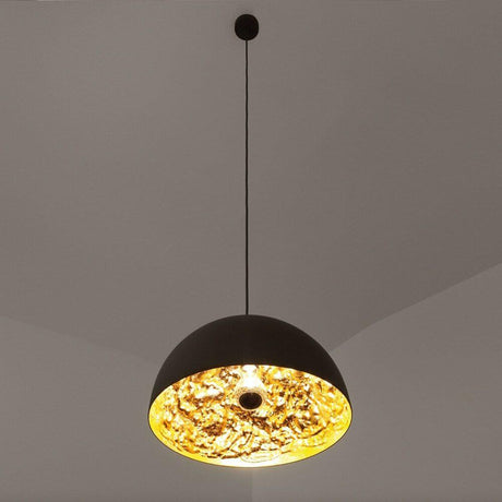 Catellani & Smith Stchu-Moon 02 LED suspension au design élégant avec intérieur doré.
