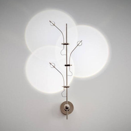 Catellani & Smith WaWa W LED Applique murale dimmable sur le mur avec une lumière douce.