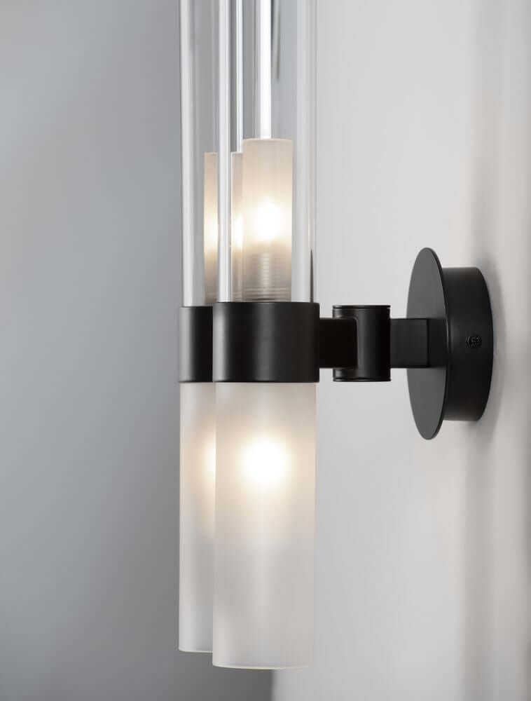 Century Wandleuchte 4-flammig Schwarz, Transparent mit elegantem Design und gedämpfter Lichtverteilung.