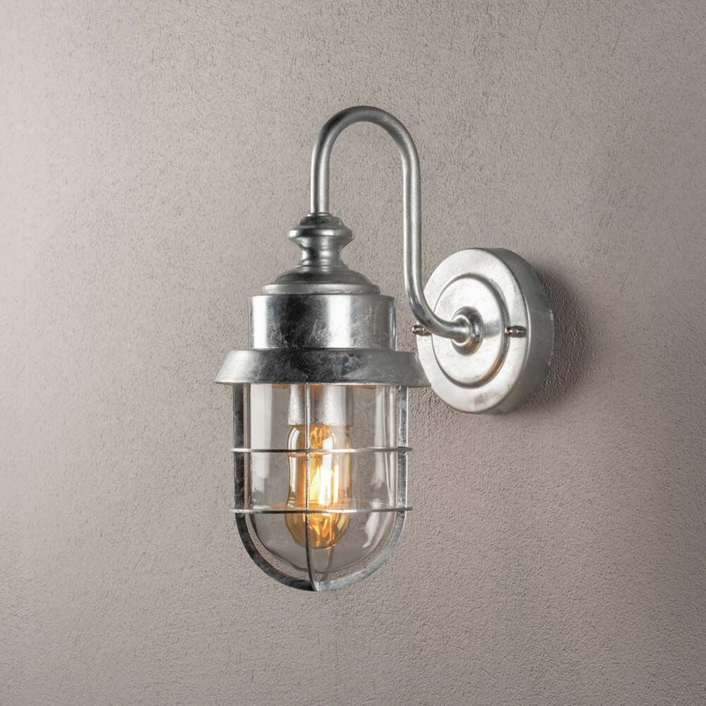 Cerignola Außen Wandleuchte aus Zink mit Glasabdeckung und Vintage-Design an einer Wand montiert.