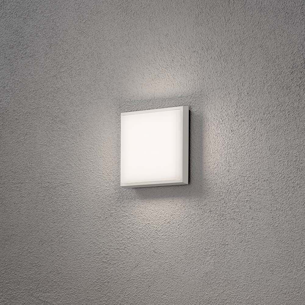 Cesena LED Außen Wand- & Deckenlampe Eckig Weiß an einer Strukturwand montiert.