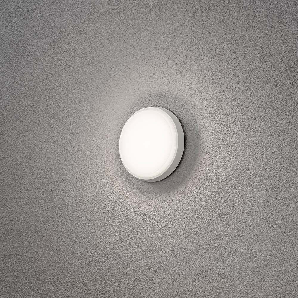 Cesena LED Außen Wand- & Deckenleuchte Rund Weiß an einer grauen Wand montiert.