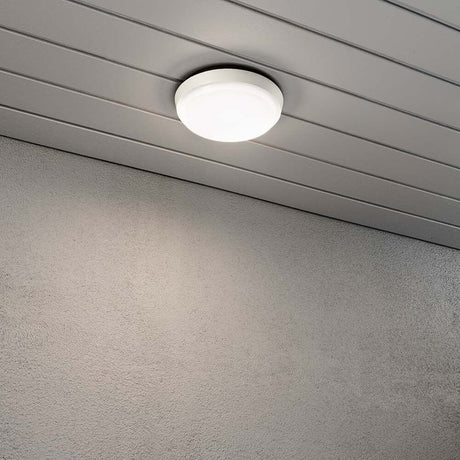 Cesena LED Ulko Seinä- & Kattovalaisin Pyöreä Valkoinen asennettuna harmaalle seinälle.
