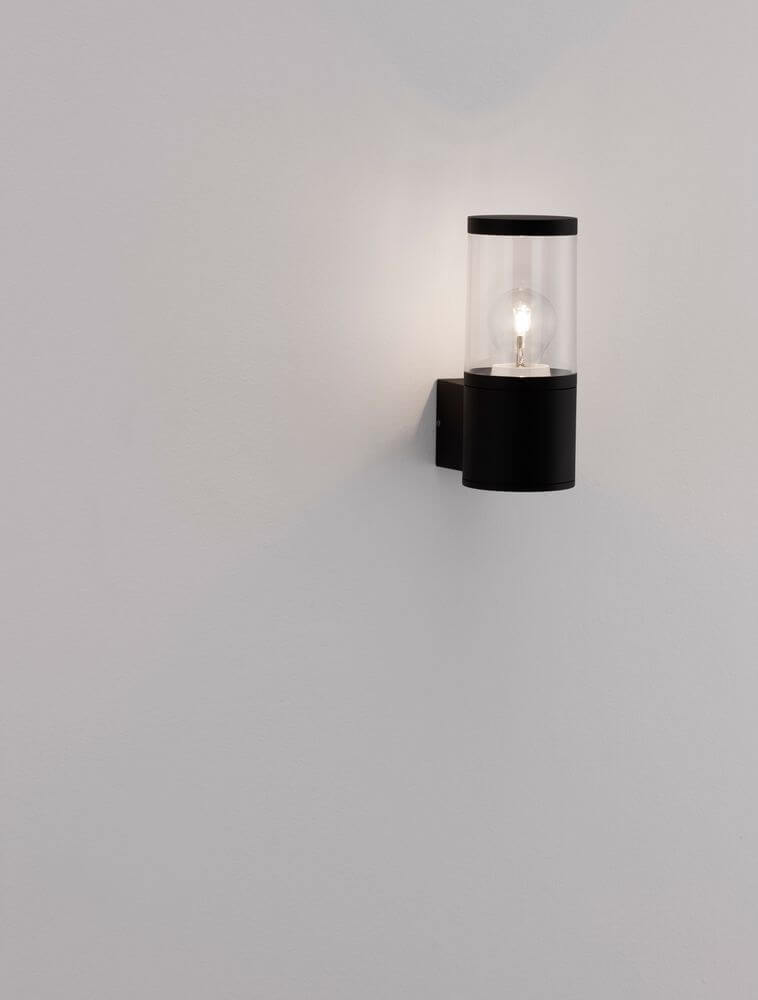 Cetera Außensockelleuchte Schwarz IP54 an einer Wand montiert, modernes Design, witterungsbeständig