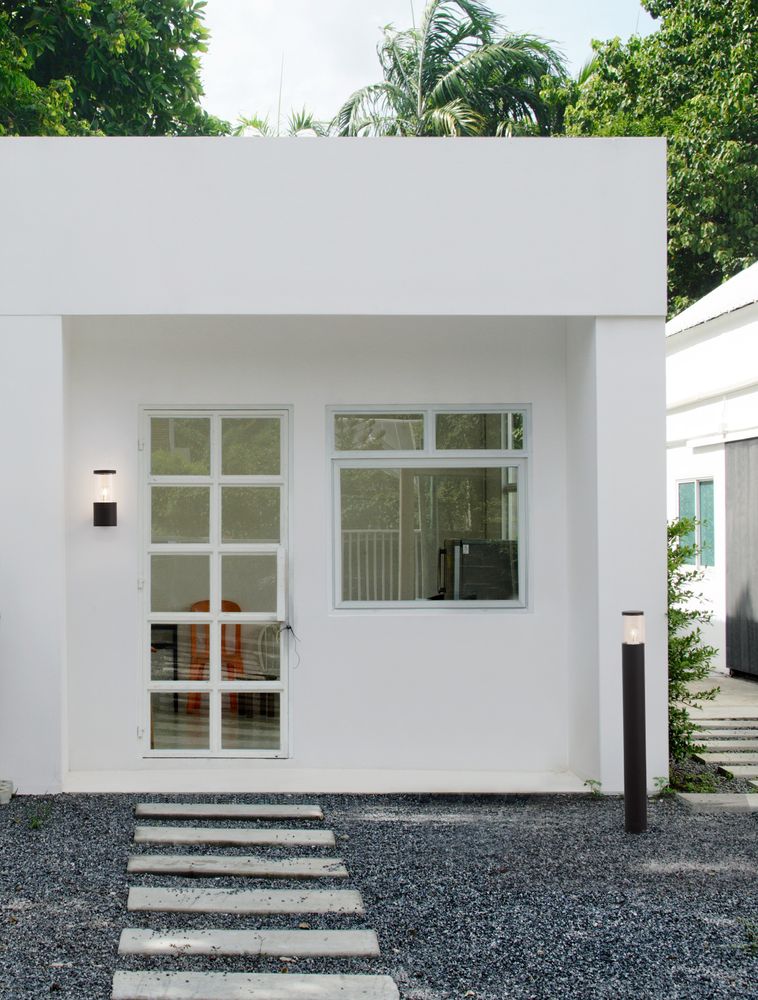 Moderne Außensockelleuchte vor einem zeitgemäßen Haus mit Weg, perfekt für den Balkon oder Hauseingang.